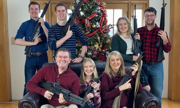 ΗΠΑ: Οργή για την «οικογενειακή» φωτογραφία βουλευτή με όπλα - «Άγιε Βασίλη, φέρε πυρομαχικά» 