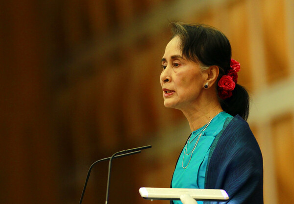 Μιανμάρ: Σε 4 χρόνια φυλάκιση καταδικάστηκε η Αούνγκ Σαν Σου Κι - Ίσως ξεπεράσουν τα 100 χρόνια κάθειρξης οι ποινές της