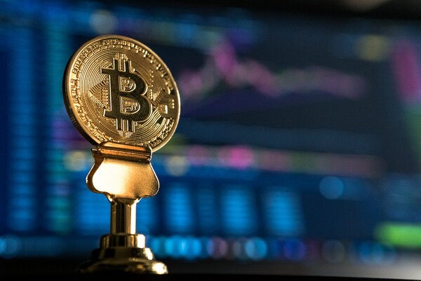Συνεχίζει τις «βουτιές» το Bitcoin: Πώς από τα 69.000$ έφτασε κάτω από τα 47.600$