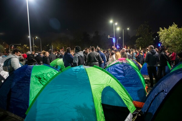 Θεσσαλονίκη: Αρνητές του εμβολιασμού έστησαν αντίσκηνα έξω από το δημαρχείο