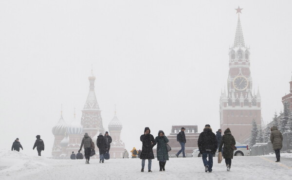 Ρωσία: Σφοδρή χιονόπτωση έπληξε τη Μόσχα - Απίστευτες εικόνες που είχαν να δουν εδώ και 72 χρόνια