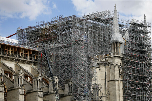 Η ανακαίνιση του εσωτερικού της Παναγίας των Παρισίων θα θυμίζει θεματικό πάρκο;
