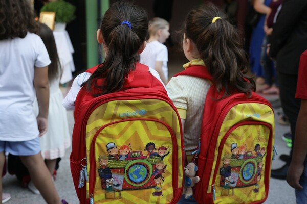 Παιδιά με τσάντες στο σχολείο