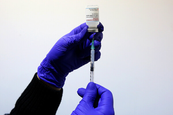 Καταγγελία: Γιατρός στην Πάτρα έκανε ψευδείς εμβολιασμούς πάνω από μπουφάν - 200 ευρώ η ταρίφα