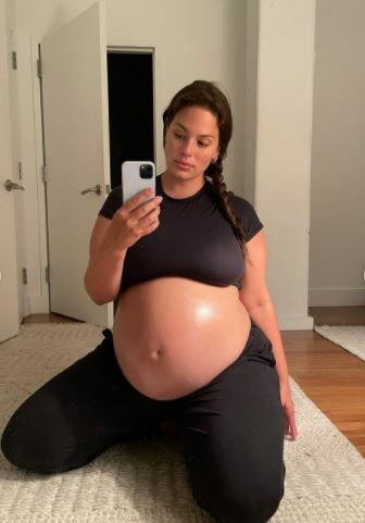Η έγκυος Άσλεϊ Γκράχαμ μοιράζεται «τρελές φωτογραφίες» της στο Instagram