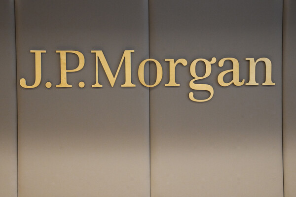 H JP Morgan «βλέπει» τέλος της πανδημίας και πλήρη οικονομική ανάκαμψη το 2022