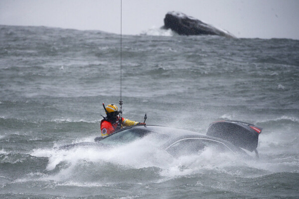 Woman’s body pulled from submerged car in dramatic recovery at Niagara Falls’ edge