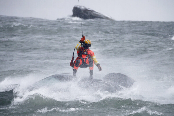 Woman’s body pulled from submerged car in dramatic recovery at Niagara Falls’ edge