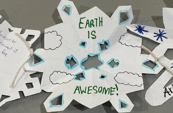 Παιδιά έφτιαξαν αλυσίδα από 2.190 χάρτινες χιονονιφάδες και έσπασαν ρεκόρ Γκίνες