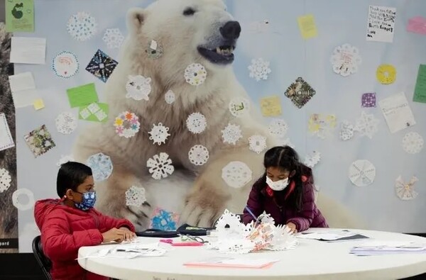 Παιδιά έφτιαξαν αλυσίδα από 2.190 χάρτινες χιονονιφάδες και έσπασαν ρεκόρ Γκίνες