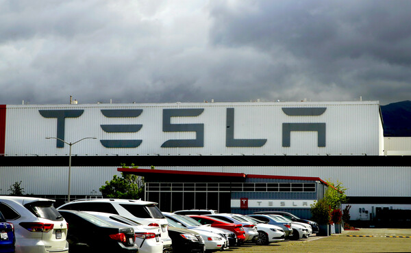 «Διευθυντής της Tesla αγκάλιαζε υπάλληλο και της έκανε μασάζ, όταν εκείνη διαμαρτυρήθηκε άρχισαν τα αντίποινα»