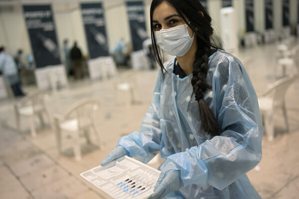 Κορωνοϊός: Συνεχίζεται η παγκόσμια μείωση νοσηλευτών, καθώς η πανδημία μπαίνει στον τρίτο χρόνο