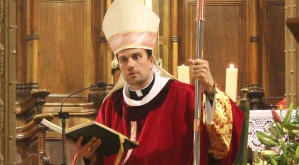 Ισπανός επίσκοπος «παράτησε» την Εκκλησία για να παντρευτεί συγγραφέα σατανικών erotica 