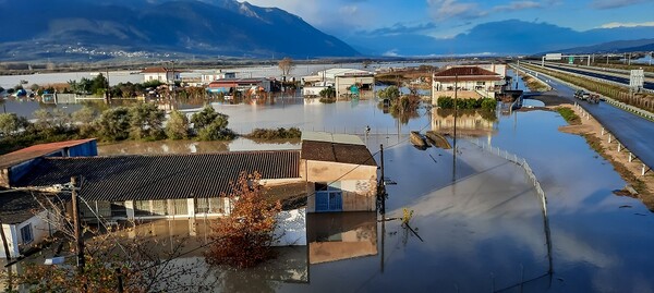 Κακοκαιρία: Εικόνες καταστροφής από τις πλημμύρες- Ζημιές σε Πρέβεζα, Αιτωλοακαρνανία, Φθιώτιδα 