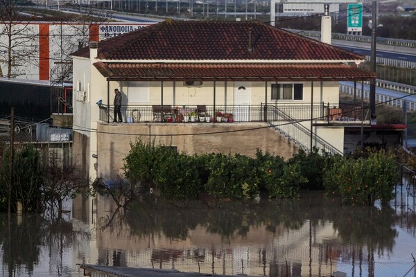 Κακοκαιρία: Εικόνες καταστροφής από τις πλημμύρες- Ζημιές σε Πρέβεζα, Αιτωλοακαρνανία, Φθιώτιδα 