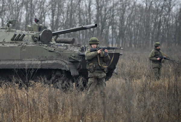 Η Ρωσία πλησιάζει πολεμικά την Ουκρανία καθώς νέα όπλα φτάνουν στα σύνορα