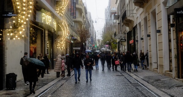 Κόσμος περπατά στην στολισμένη Ερμού