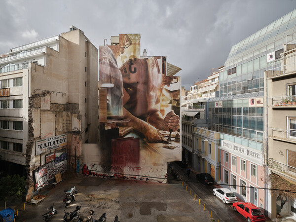 Ο Guido van Helten δημιουργεί στα Εξάρχεια μία τοιχογραφία που θα συζητηθεί