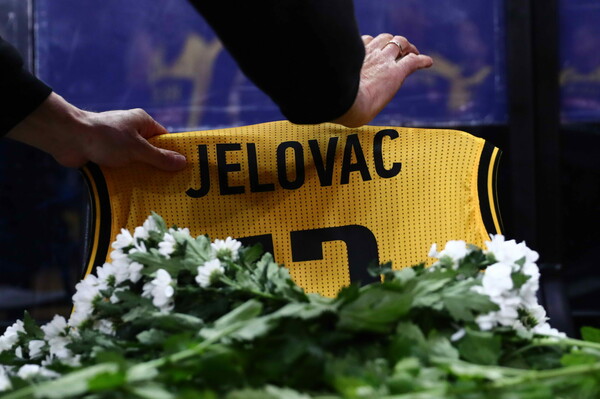 Η ΑΕΚ απέσυρε τη φανέλα του Στέφαν Γέλοβατς- Δακρυσμένοι οι παίκτες