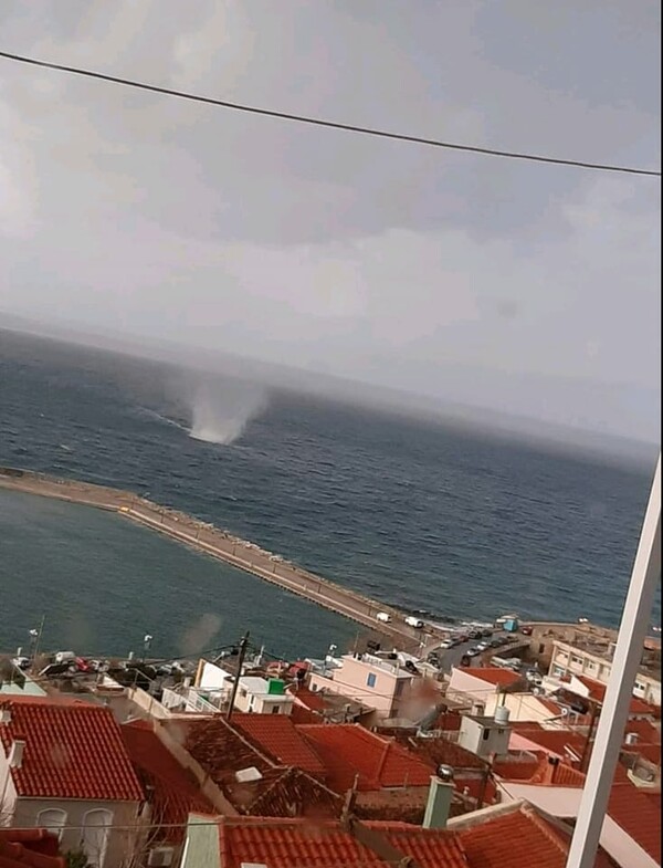 Λέσβος: Υδροστρόβιλος υψώθηκε μέσα στη θάλασσα δίπλα από το λιμάνι του Πλωμαρίου