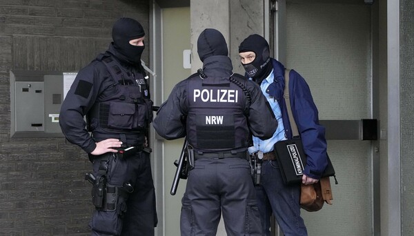 Γερμανία: Αστυνομικές έφοδοι σε σπίτια αντιεμβλολιαστών μετά από συνωμοσία δολοφονίας του πρωθυπουργού της Σαξονίας