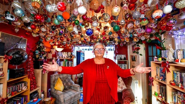 Μια γιαγιά στην Ουαλία έσπασε το ρεκόρ με τις πιο πολλές χριστουγεννιάτικες μπάλες