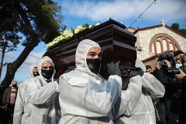 Κηδεία Γιώργου Τράγκα: To «τελευταίο αντίο» από συγγενείς και φίλους