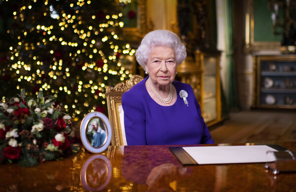 Η βασίλισσα Ελισάβετ ακύρωσε το παραδοσιακό οικογενειακό γεύμα πριν από τα Χριστούγγενα