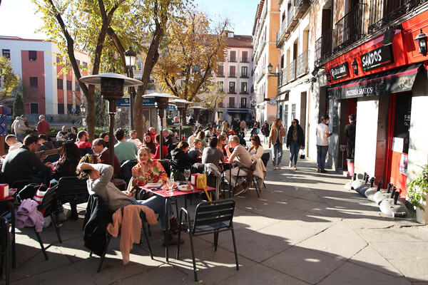 Η Μαδρίτη ζει χωρίς περιοριστικά μέτρα «σα να βρίσκεται σε διαφορετικό πλανήτη»