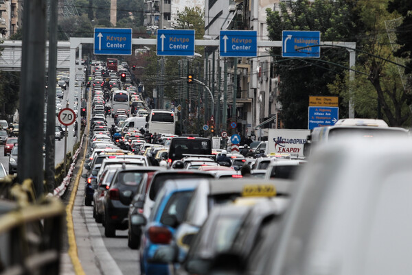 Μεγάλο μποτιλιάρισμα σε κεντρικούς δρόμους της Αθήνας - Ουρές στον Κηφισό