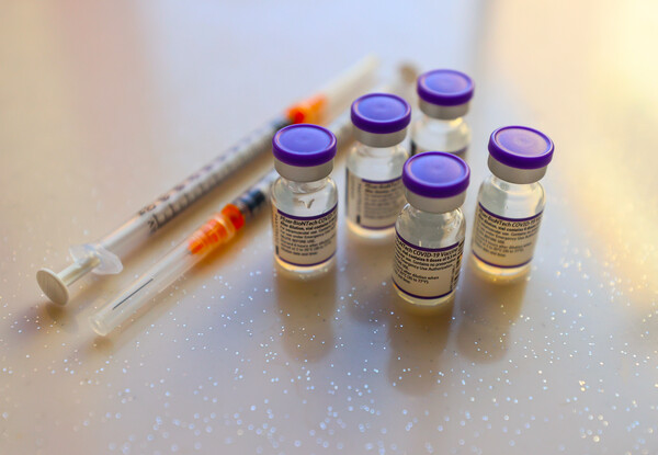 Άλμπερτ Μπουρλά: Τον Μάρτιο ειδικό εμβόλιο για την Όμικρον - Την Άνοιξη το χάπι κατά του κορωνοϊού 