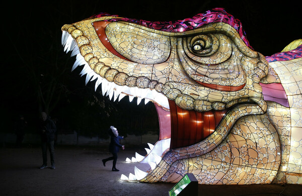 Παρίσι: Θεαματική έκθεση με φωτισμένα, πελώρια προϊστορικά «τέρατα» στο Jardin des Plantes 