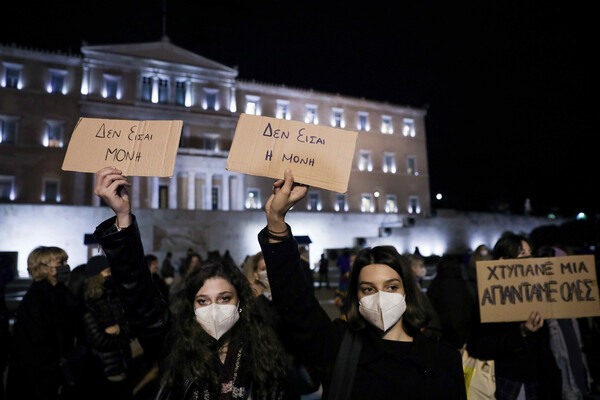 «Πες το με το όνομά του»- Συγκέντρωση για τις γυναικοκτονίες μπροστά στη Βουλή