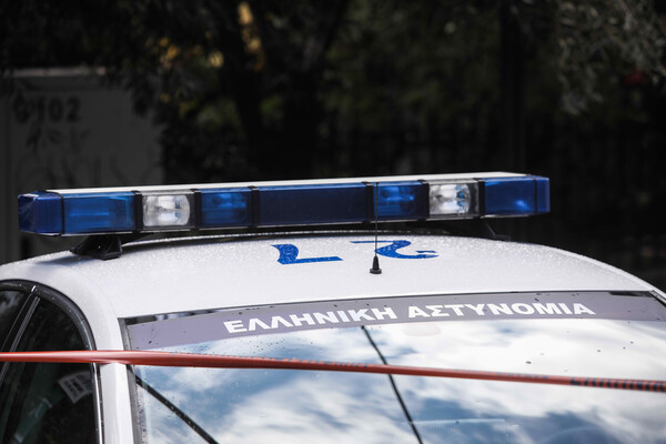 Θεσσαλονίκη: Αστυνομικοί συνέλαβαν άνδρα με μαχαίρι στο χέρι, τραυμάτισε τη σύντροφό του στον λαιμό