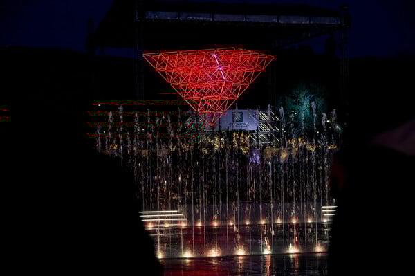 The Ellinikon Experience Park: Χριστουγεννιάτικοι στολισμοί, φώτα και πολύχρωμα σιντριβάνια