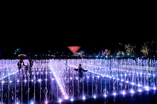 The Ellinikon Experience Park: Χριστουγεννιάτικοι στολισμοί, φώτα και πολύχρωμα σιντριβάνια
