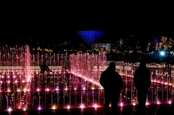 The Ellinikon Experience Park: Χριστουγεννιάτικοι στολισμοί, φώτα και πολύχρωμα σιντριβάνια