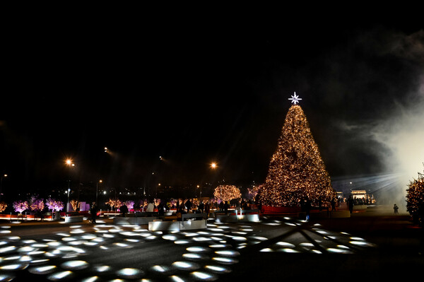 The Ellinikon Experience Park: Χριστουγεννιάτικοι στολισμοί, φώτα και πολύχρωμα σιντριβάνια 