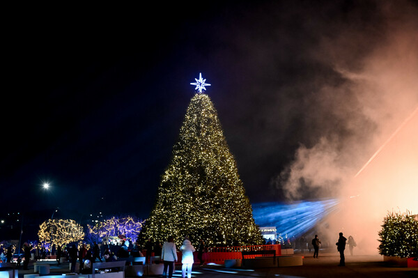 The Ellinikon Experience Park: Χριστουγεννιάτικοι στολισμοί, φώτα και πολύχρωμα σιντριβάνια 