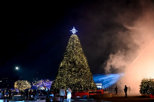 The Ellinikon Experience Park: Χριστουγεννιάτικοι στολισμοί, φώτα και πολύχρωμα σιντριβάνια