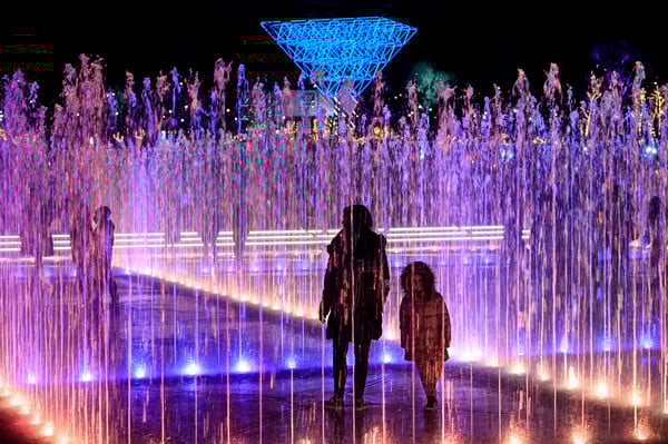The Ellinikon Experience Park: Χριστουγεννιάτικοι στολισμοί, φώτα και πολύχρωμα σιντριβάνια