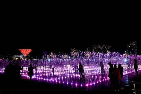 The Ellinikon Experience Park: Χριστουγεννιάτικοι στολισμοί, φώτα και πολύχρωμα σιντριβάνια