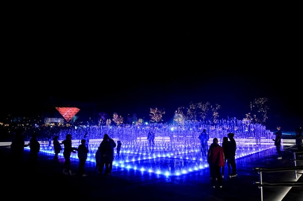 The Ellinikon Experience Park: Χριστουγεννιάτικοι στολισμοί, φώτα και πολύχρωμα σιντριβάνια
