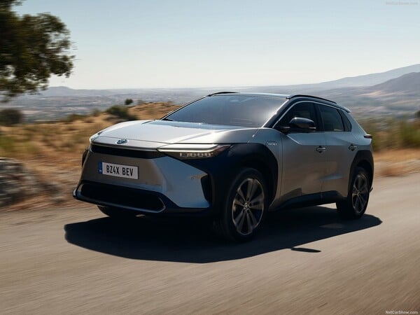 H Toyota ποντάρει στη νέα Corolla Cross, στο υδρογόνο και στην ηλεκτροκίνηση