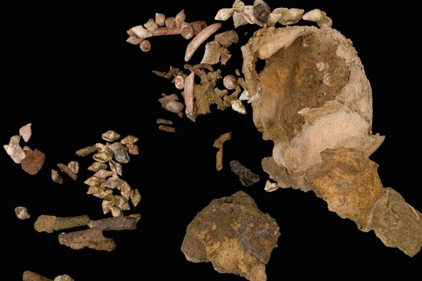 Η εκπληκτική ταφή ενός βρέφους γένους θηλυκού πριν από 10.000 χρόνια με κοσμήματα και κτερίσματα