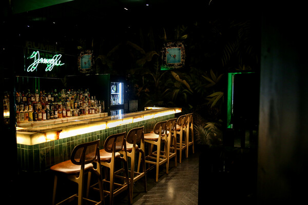 Το νέο speakeasy μπαρ της Αθήνας λειτουργεί πίσω από ένα άλλο μπαρ