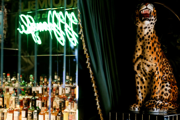 Το νέο speakeasy μπαρ της Αθήνας λειτουργεί πίσω από ένα άλλο μπαρ