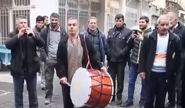 Τουρκία: Βγήκαν στους δρόμους με νταούλια για τον Ερντογάν -Φιλούσαν εικόνα του, έκαιγαν «μαϊμού» δολάρια