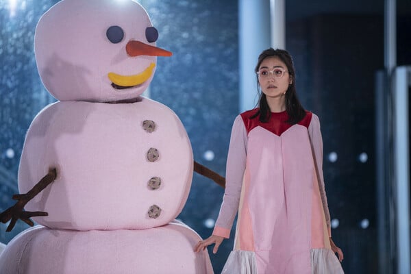Η Γιολάντα Μαρκοπούλου μας ξεναγεί στον κόσμο του Χιονάνθρωπου που είναι ροζ