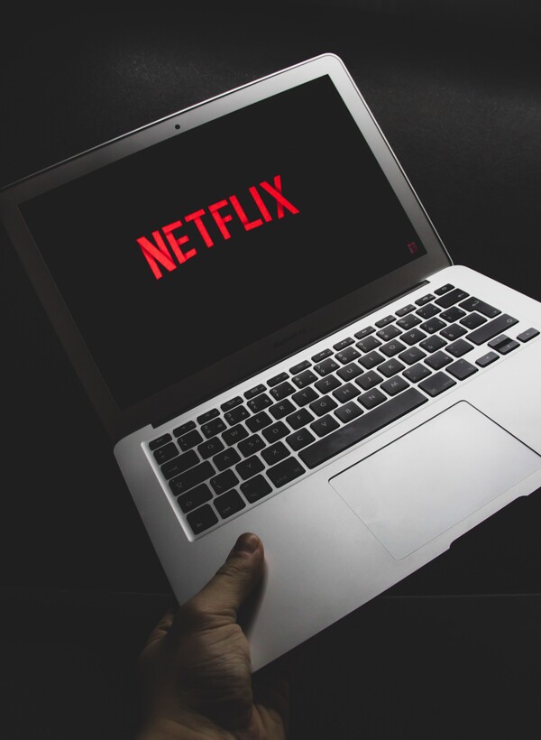 Το Netflix ζητά επαλήθευση λογαριασμού σε όσους μπαίνουν με «δανεικό» κωδικό- Και στην Ελλάδα